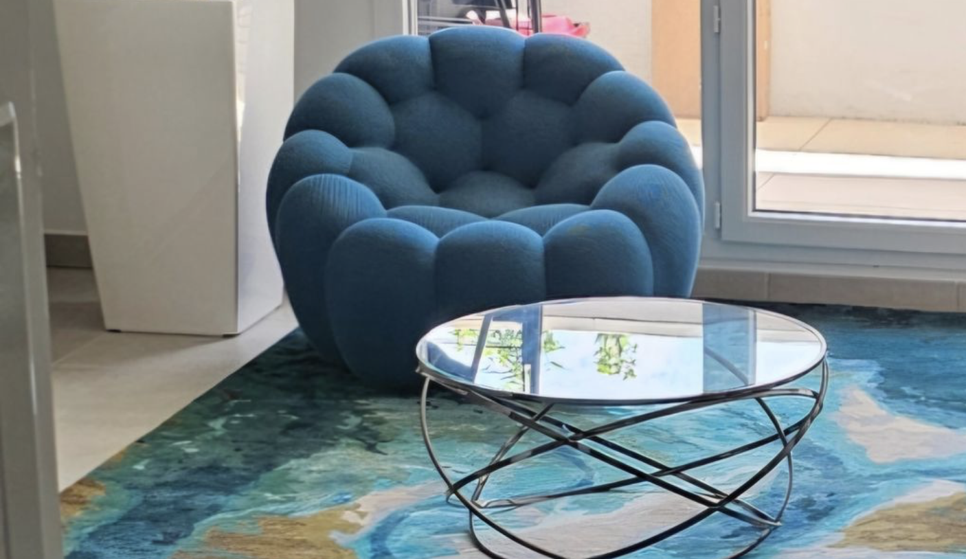 Fauteuil bleu aux formes organiques installé dans un intérieur contemporain
